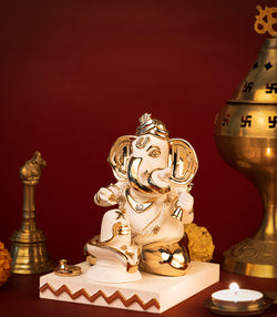 Praying Ganesha